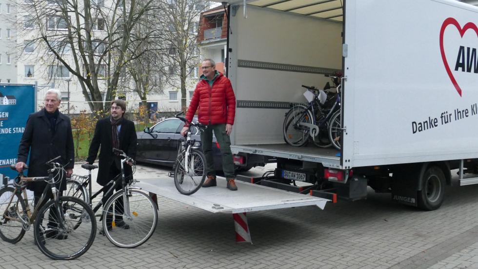 Fahrräder werden übergeben und in einen LKW geladen