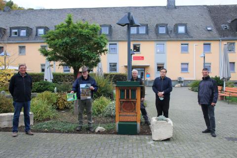 Menschen präsentieren Insektenhotel