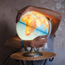 Globus mit Händen die ihn festhalten