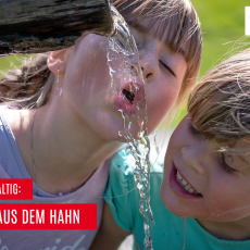 Kinder trinken Wasser aus dem Hahn